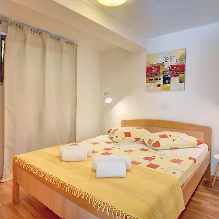 Spacious With Private Terrace And Garden Apartment *