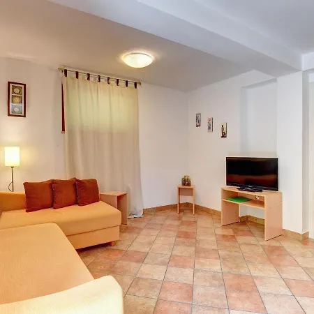 Spacious With Private Terrace And Garden Apartment Pula