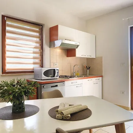 Apartment Spacious With Private Terrace And Garden Pula
