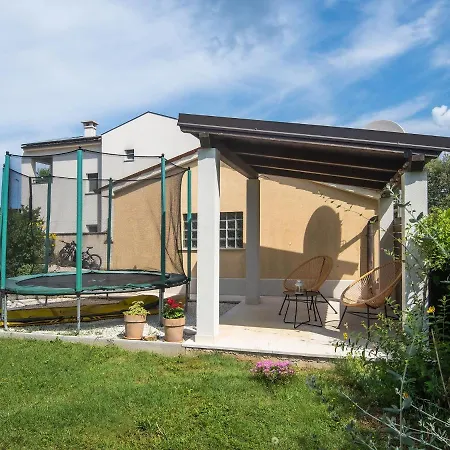 Spacious With Private Terrace And Garden Apartment Pula