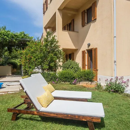 Apartment Spacious With Private Terrace And Garden Pula