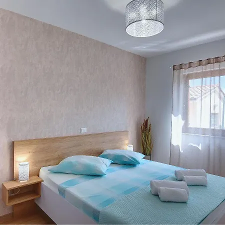 Spacious With Private Terrace And Garden Apartment