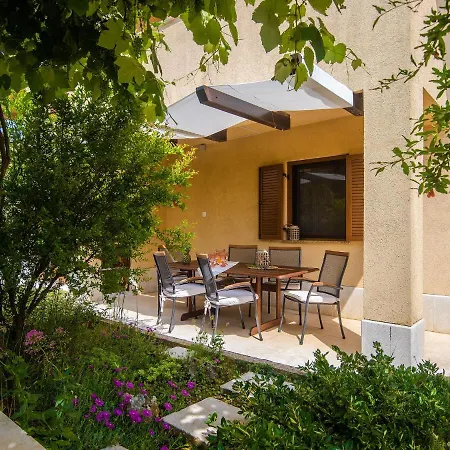 Spacious With Private Terrace And Garden Apartment *