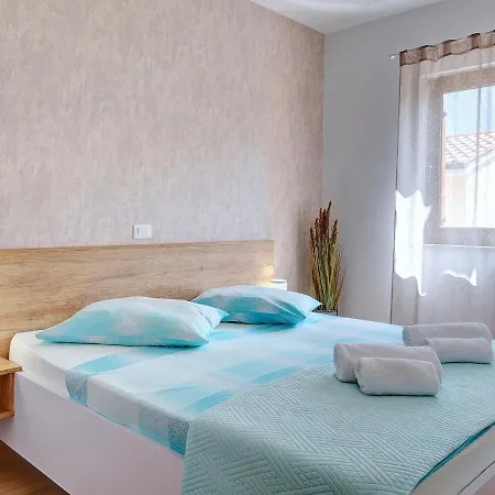 Spacious With Private Terrace And Garden Apartment Pula