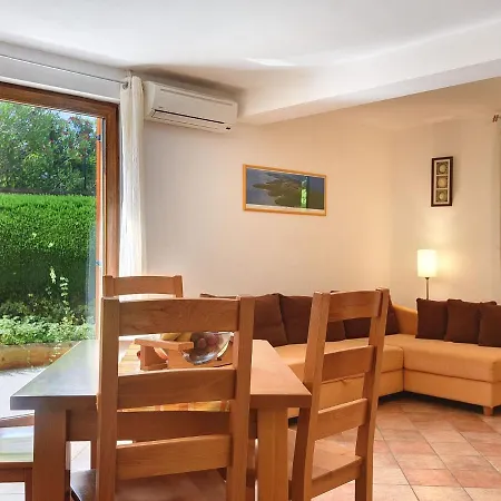 Spacious With Private Terrace And Garden Apartment *