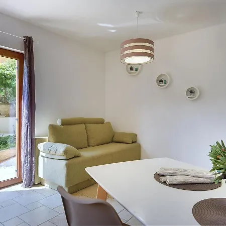 Spacious With Private Terrace And Garden * Pula